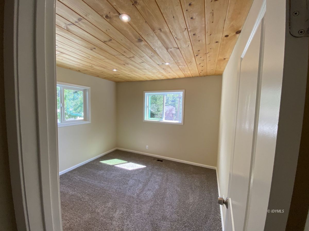 55020 John Muir Road Idyllwild, CA 92549 - Photo 23 of 44 a view of empty room with windows
