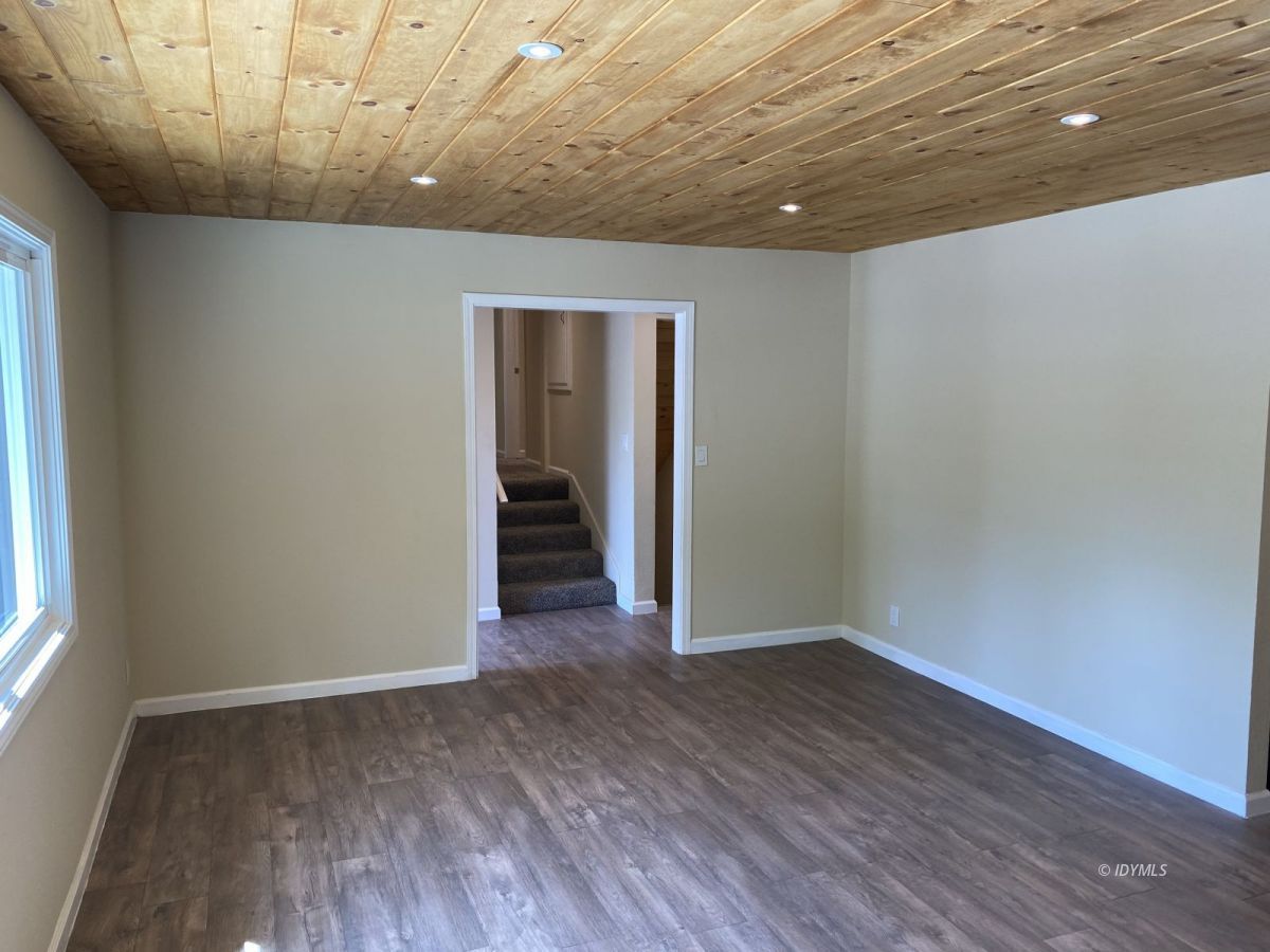 55020 John Muir Road Idyllwild, CA 92549 - Photo 31 of 44 a view of a room with wooden floor