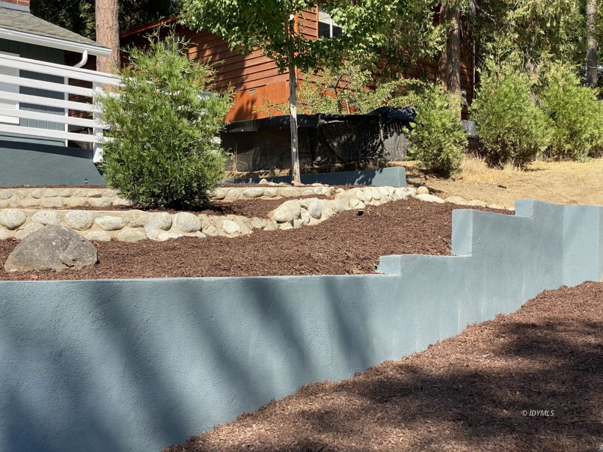 55020 John Muir Road Idyllwild, CA 92549 - Photo 8 of 44 a view of a backyard of the house