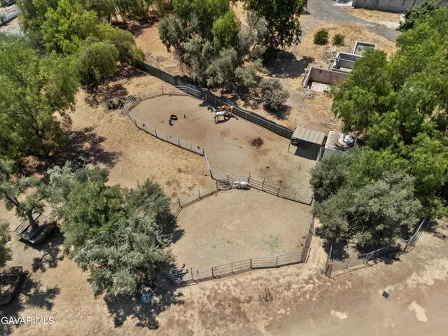 a view of road with yard