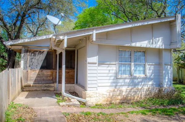 $1,400 | 11529 Main Street, Jonestown, TX 78645
