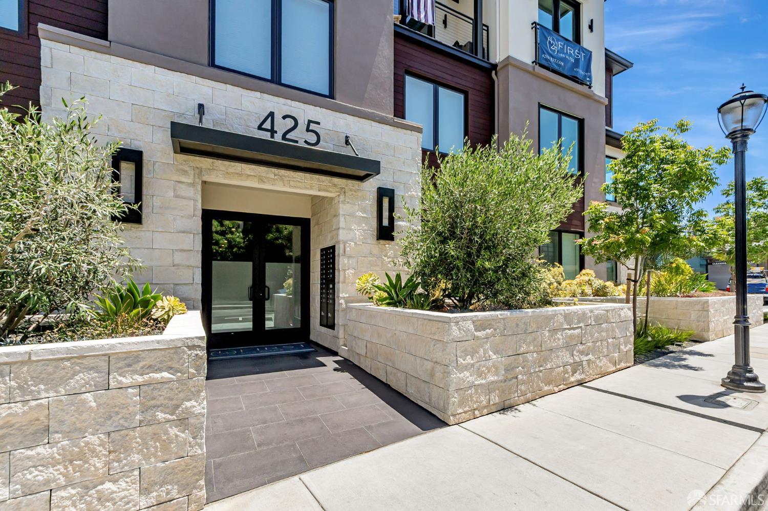 425 1st Street, Unit 31 Los Altos, CA 94022 - Photo 14 of 19 front view of a building