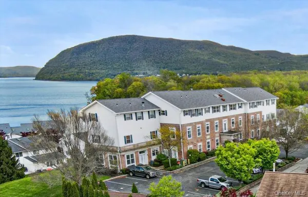 $429,900 | 117 Sandpiper Lane, Unit 1B, New Windsor, NY 12553