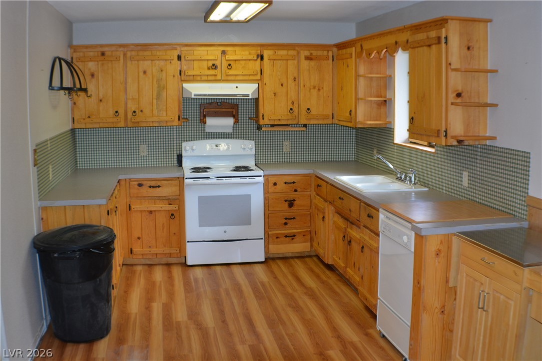 1321 Trout Canyon Road Las Vegas, NV 89124 - Photo 20 of 50 A well-equipped culinary space featuring natural wood cabinetry and resilient flooring.