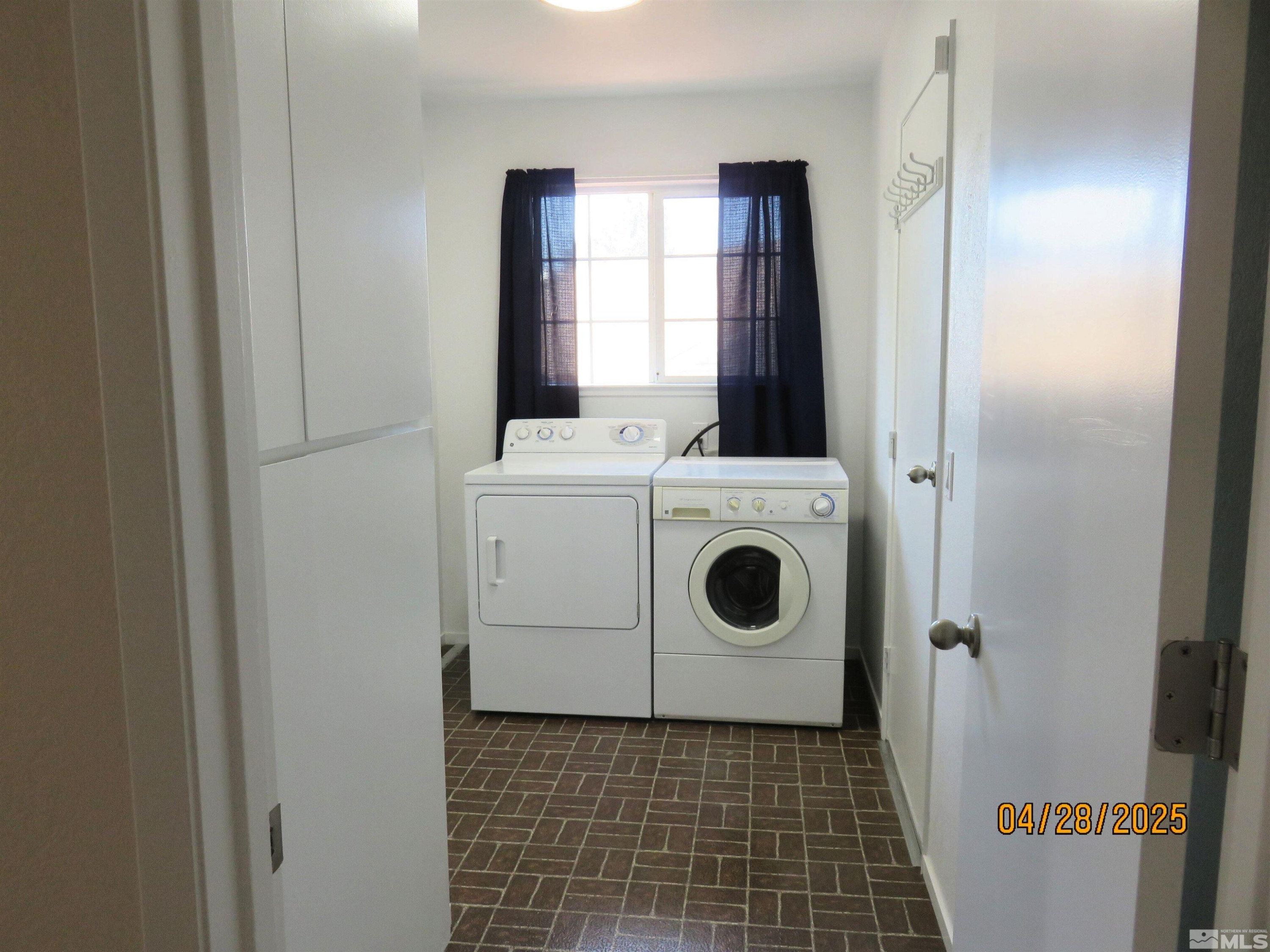 3973 Knoblock Road Carson City, NV 89706 - Photo 26 of 39 a utility room with dryer and washer