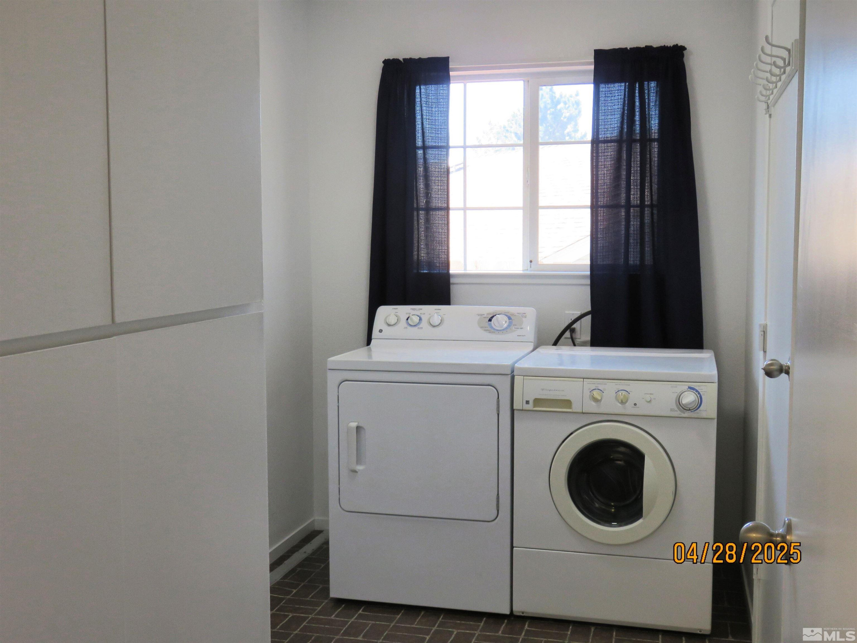 3973 Knoblock Road Carson City, NV 89706 - Photo 27 of 39 a utility room with dryer and washer