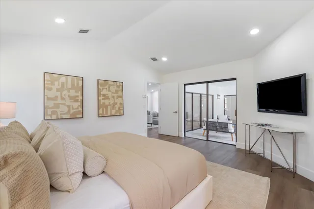 a en suite bathroom with double vanity sinks and a mirror