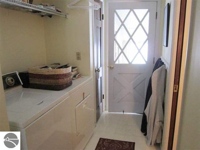 542 Bloomfield Road Traverse City, MI 49686 - Photo 15 of 33 1741429-14.JPG