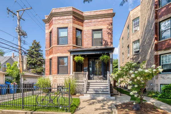 $3,395 | 3614 North Hoyne Avenue, Unit 1, Chicago, IL 60618