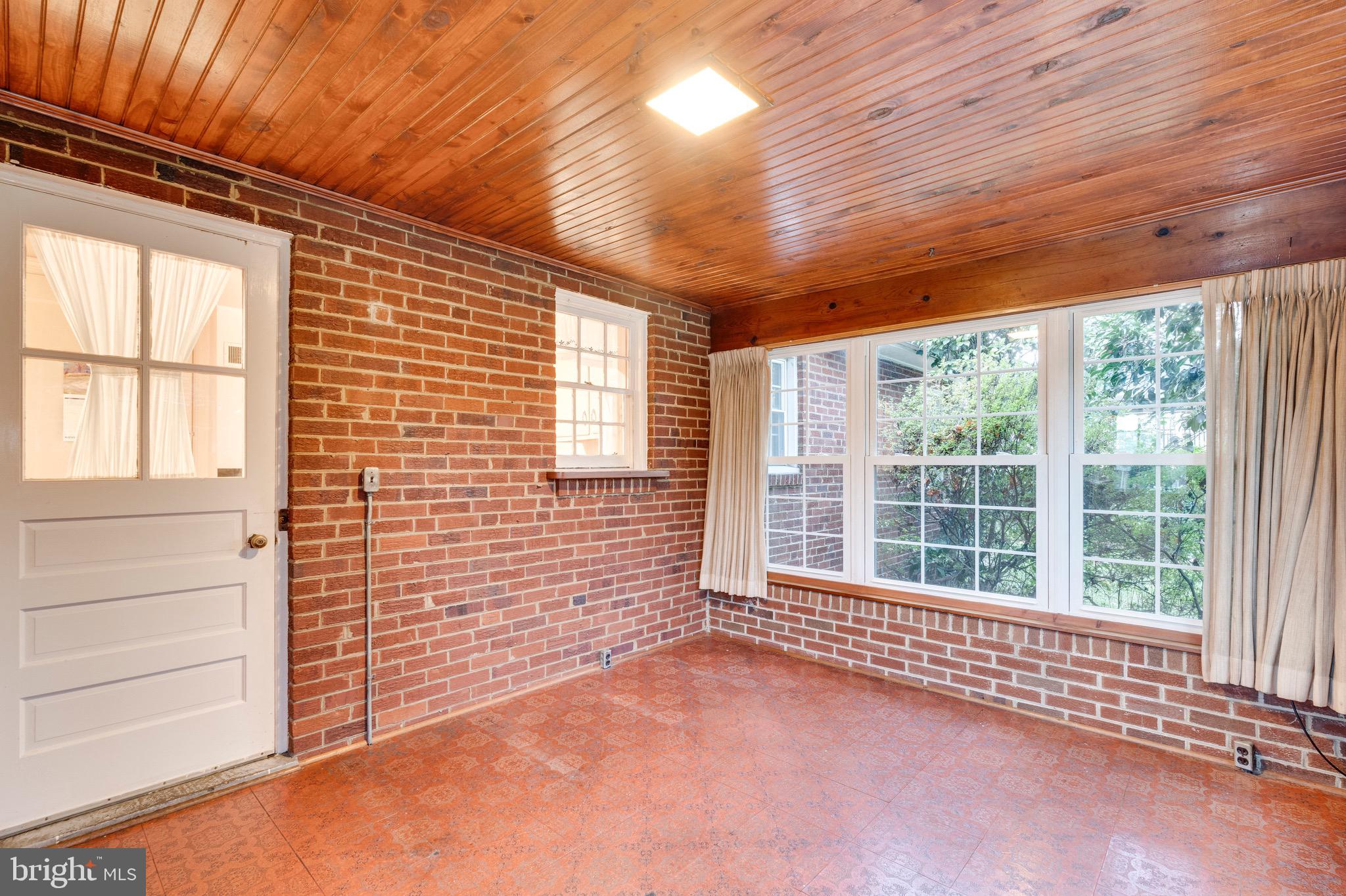 10001 Portland Road Silver Spring, MD 20901 - Photo 14 of 42 Sunroom