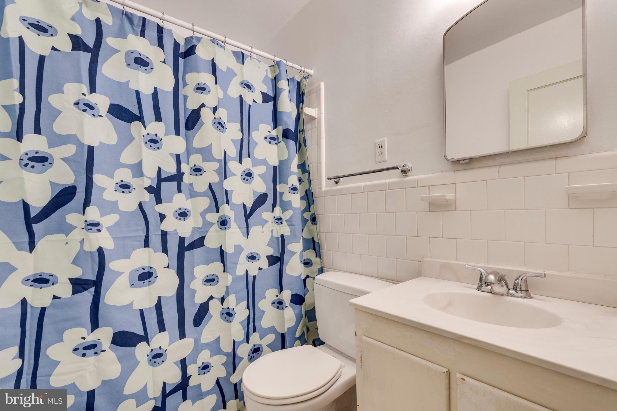 10001 Portland Road Silver Spring, MD 20901 - Photo 21 of 42 Main-level bath