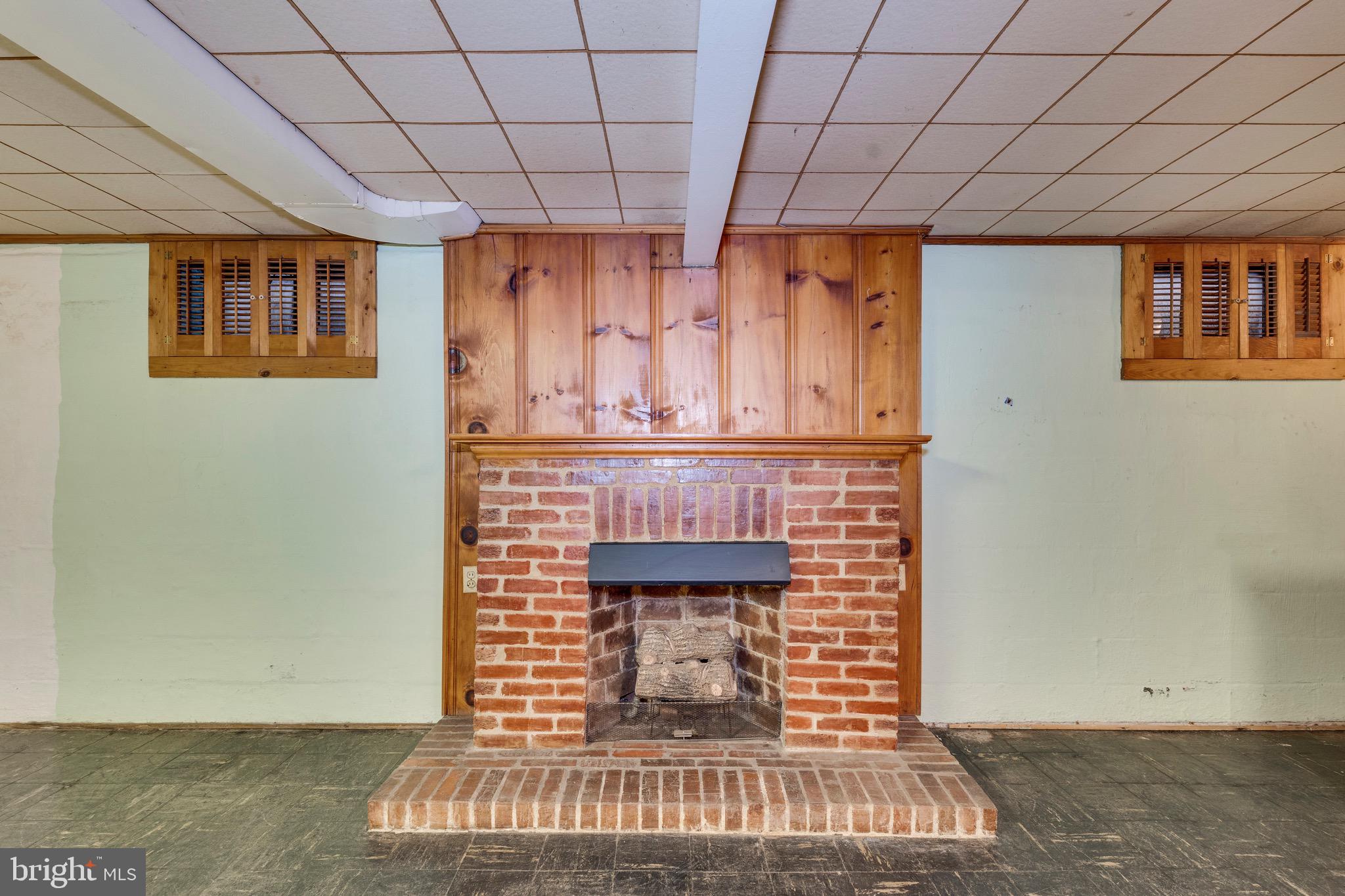 10001 Portland Road Silver Spring, MD 20901 - Photo 28 of 42 Gas fireplace