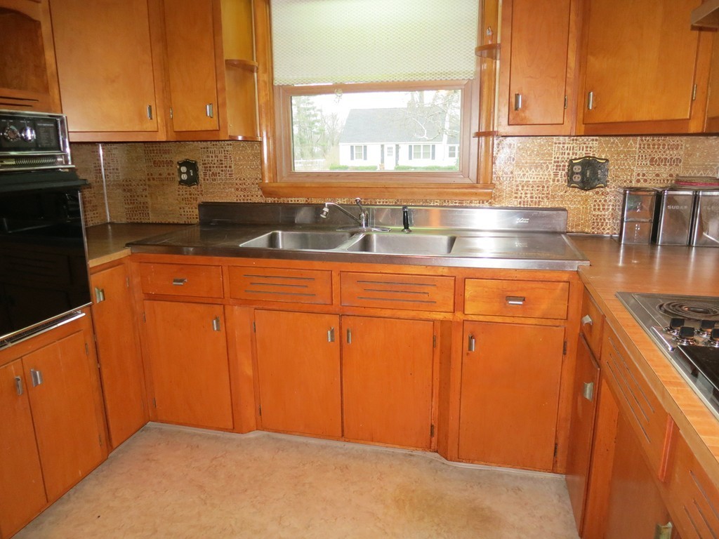 670 Morgan Road West Springfield, MA 01089 - Photo 3 of 28