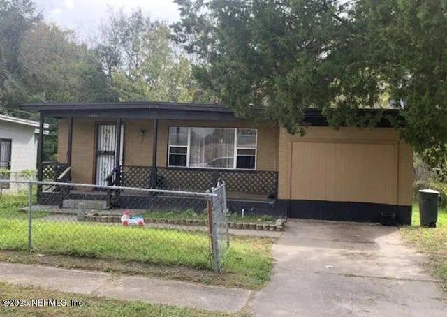 a front view of house with yard
