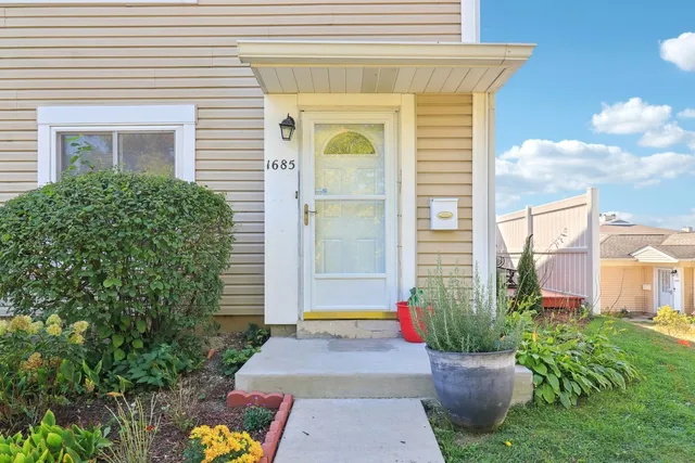 $240,000 | 1685 Cornell Drive, Hoffman Estates, IL 60169