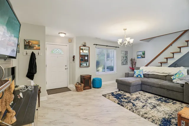 $240,000 | 1685 Cornell Drive, Hoffman Estates, IL 60169