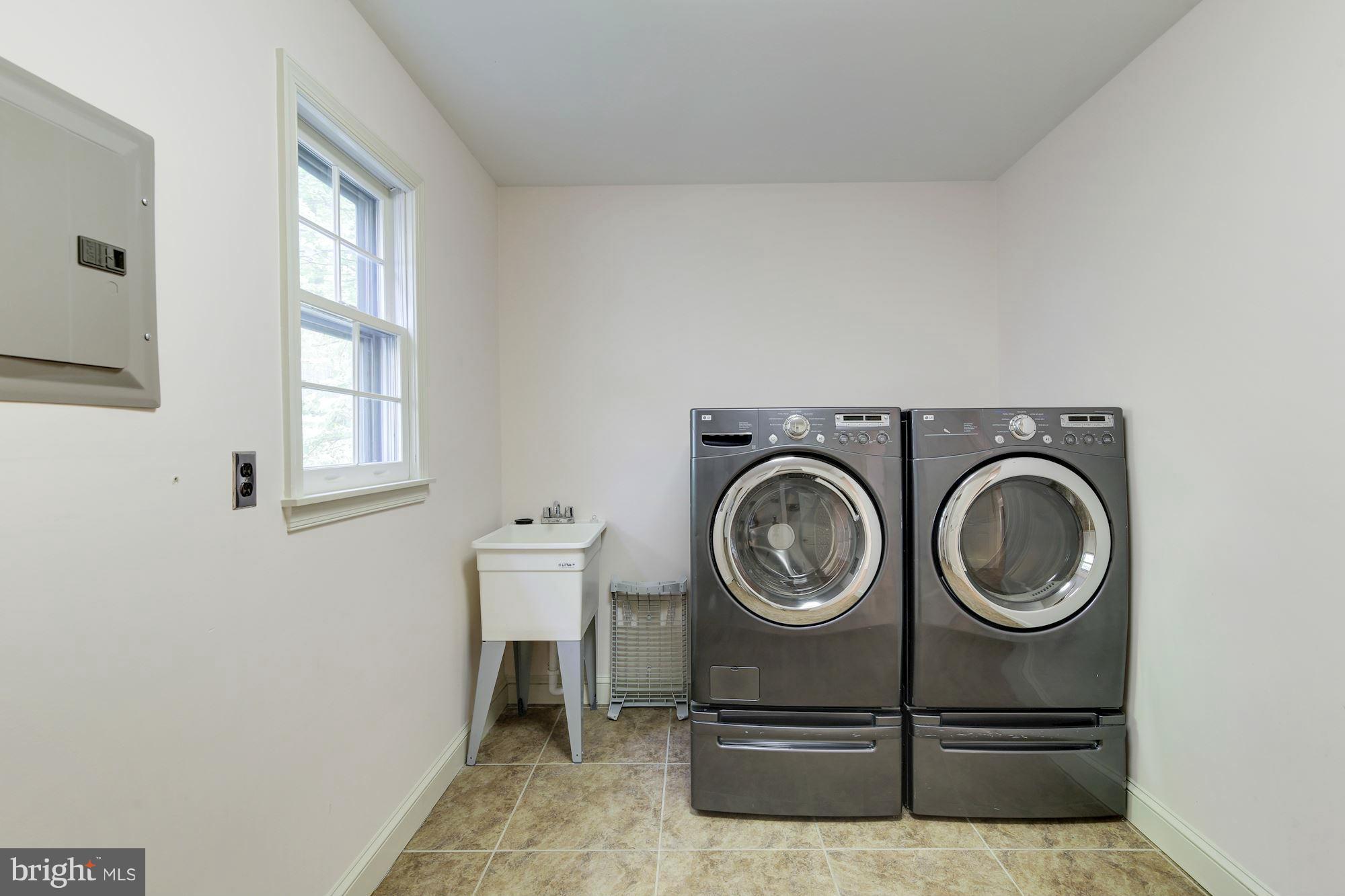 4081 Ridgeview Circle McLean, VA 22101 - Photo 14 of 30 Mud / Laundry Room