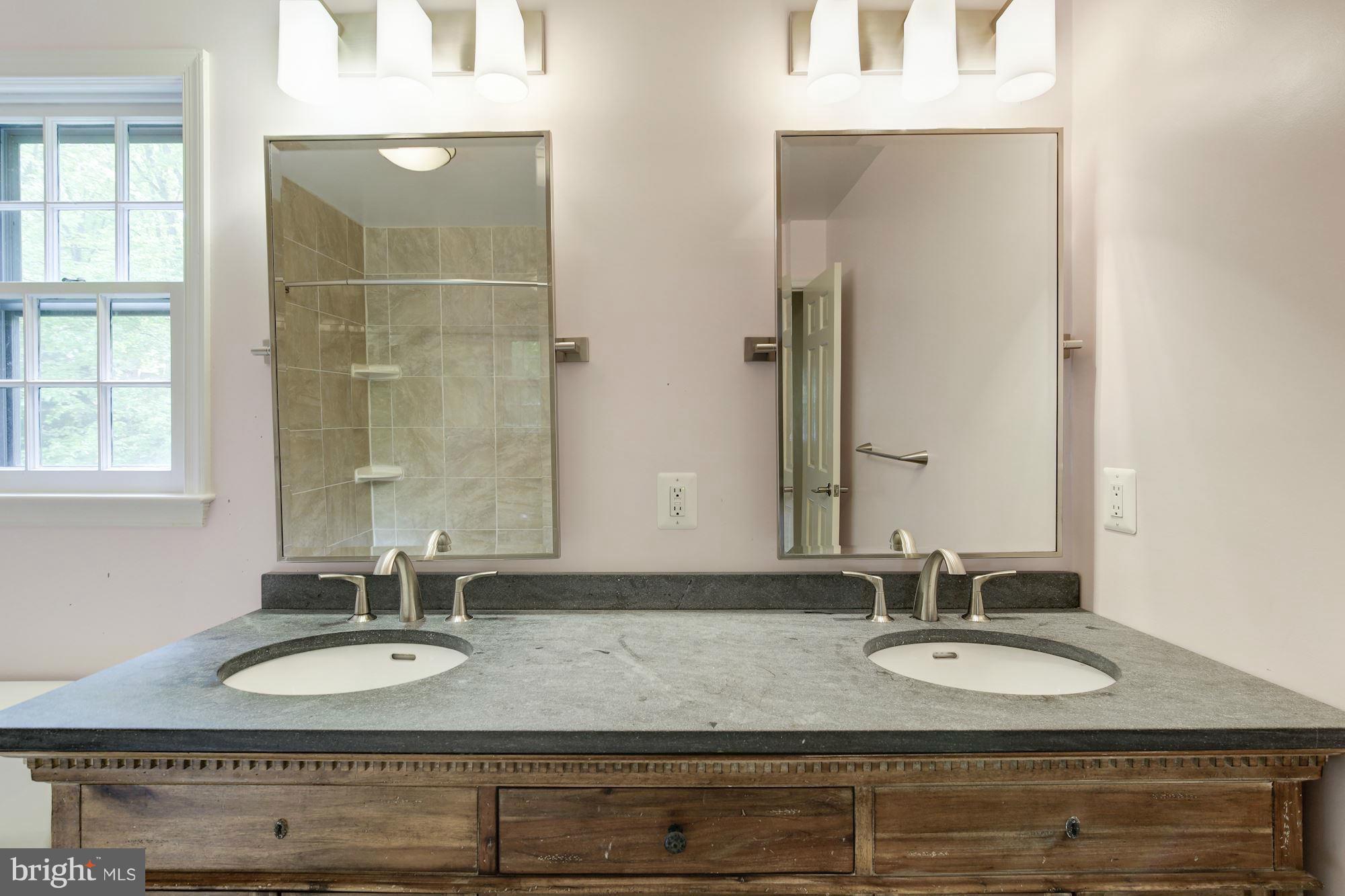 4081 Ridgeview Circle McLean, VA 22101 - Photo 18 of 30 Bath (Master)