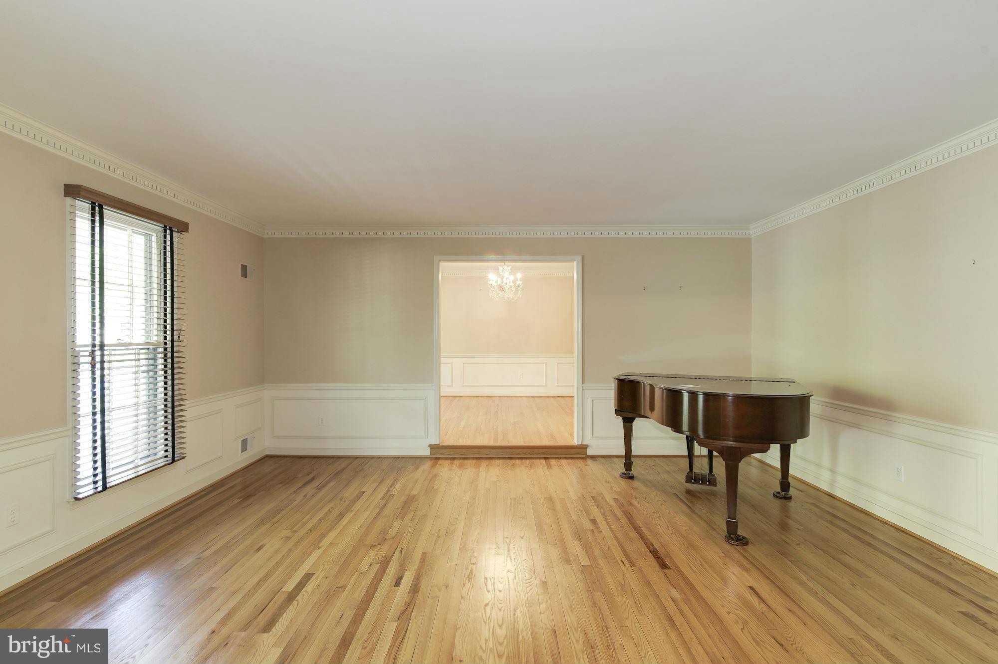 4081 Ridgeview Circle McLean, VA 22101 - Photo 4 of 30 Living Room