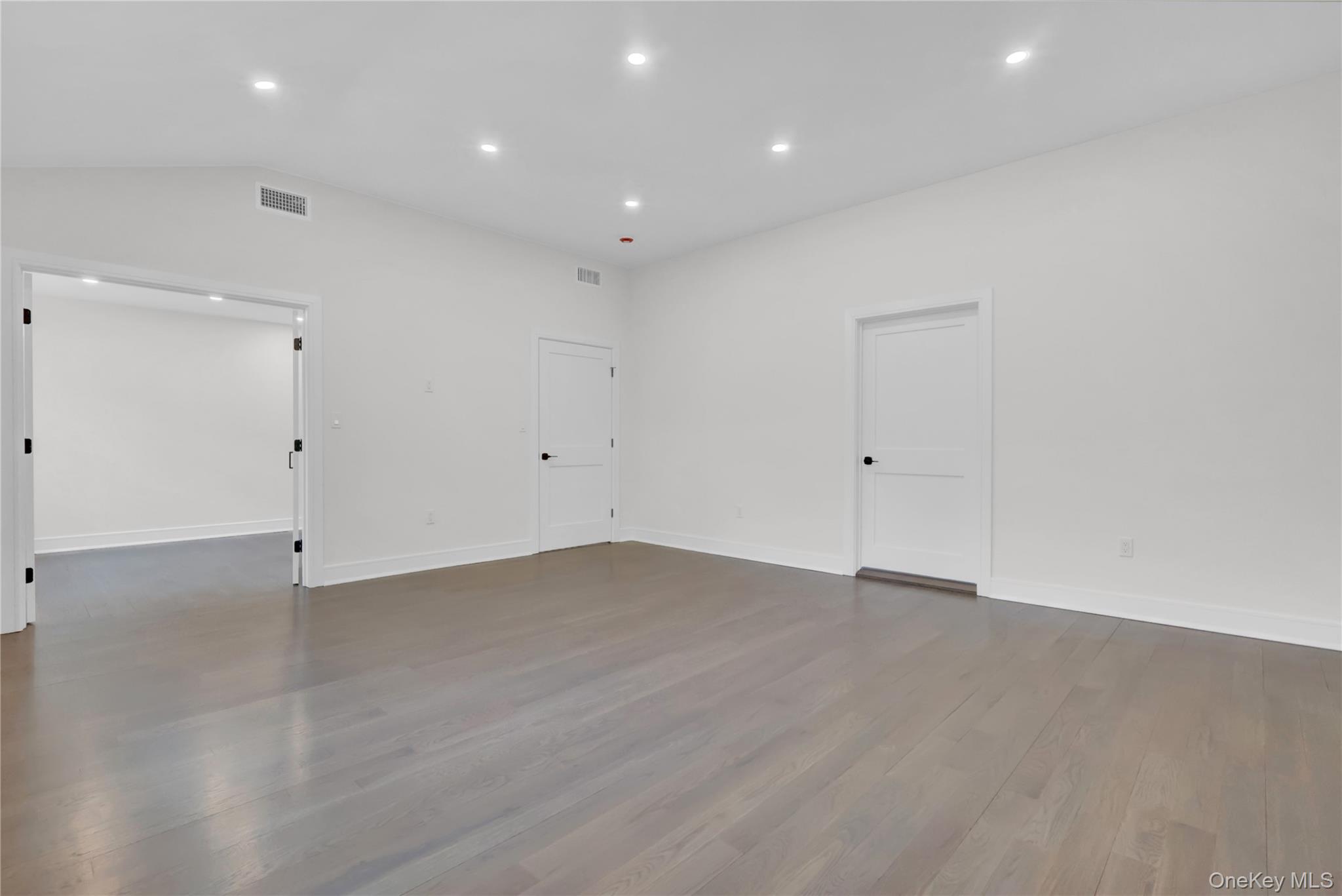 52 Woodland Road Roslyn, NY 11576 - Photo 28 of 50 Primary Bedroom