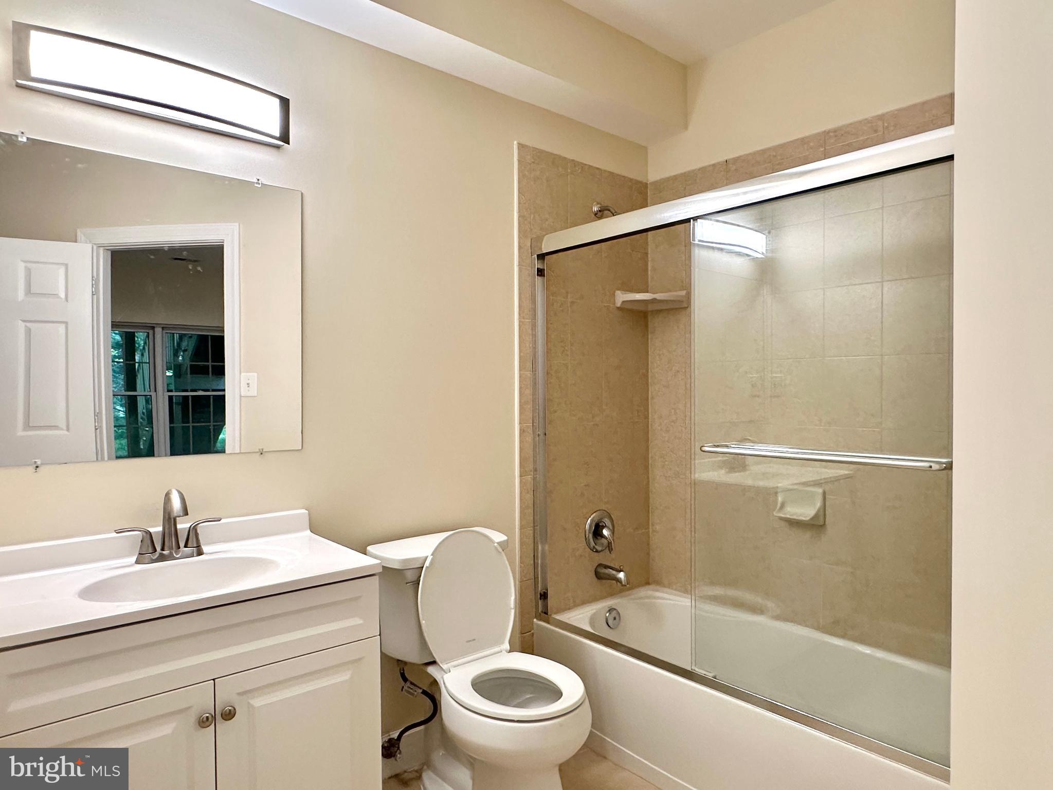 1460 Carrington Ridge Lane Vienna, VA 22182 - Photo 72 of 74 a bathroom with a sink mirror toilet and bathtub