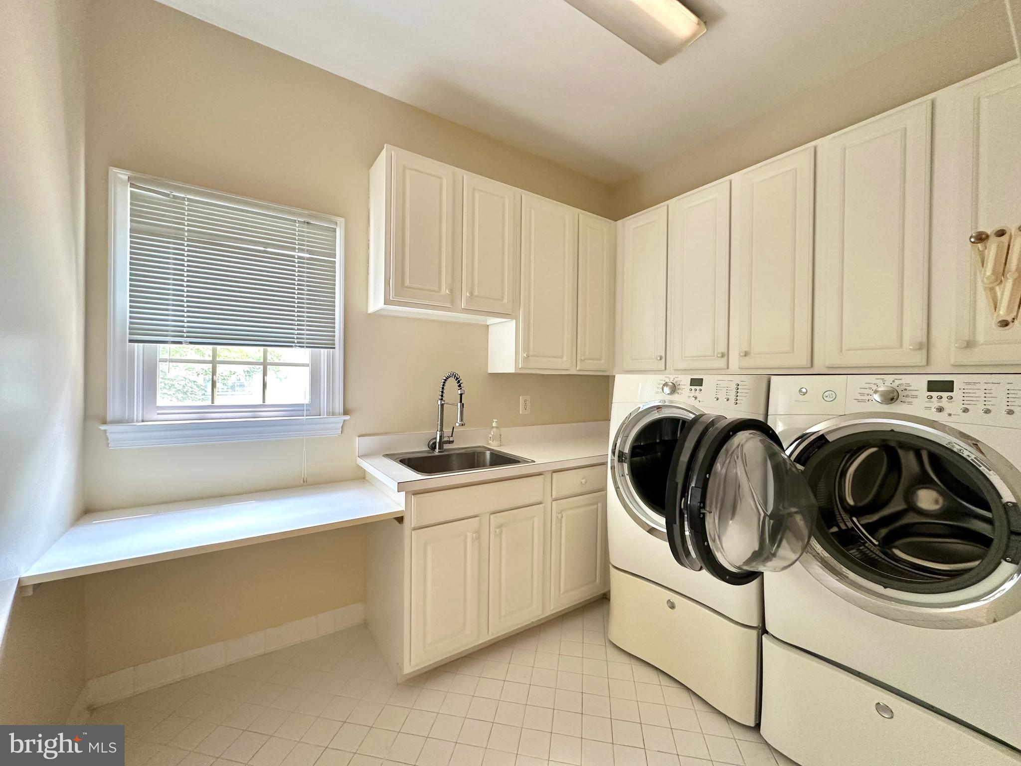 1460 Carrington Ridge Lane Vienna, VA 22182 - Photo 73 of 74 a utility room with sink dryer and washer