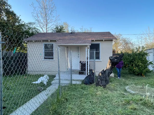a view of a house with a yard and plants