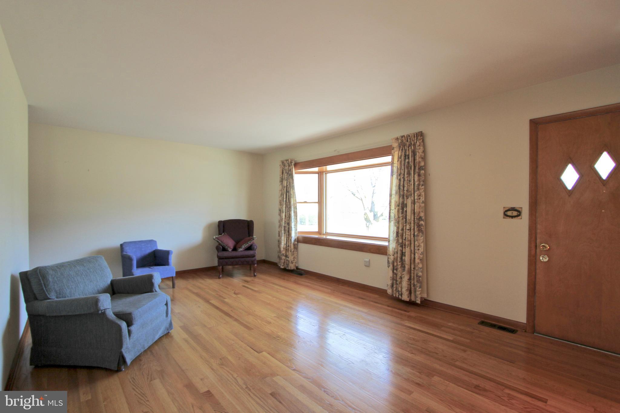 562 South Old Mill Road Dover, DE 19901 - Photo 2 of 16 Living Room