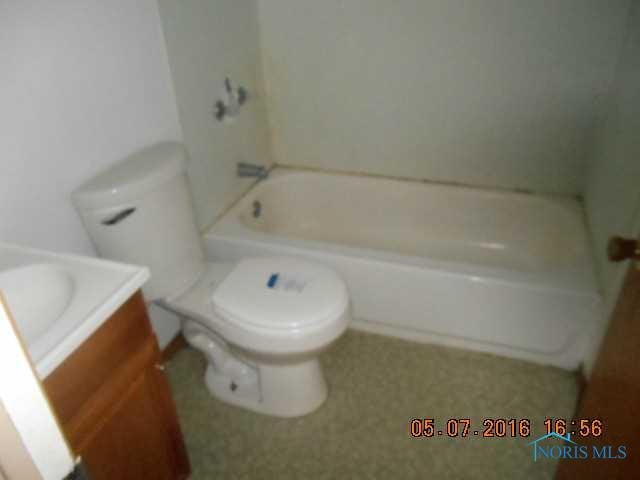 2933 Chipplegate Road Toledo, OH 43614 - Photo 9 of 12 Full Bath.