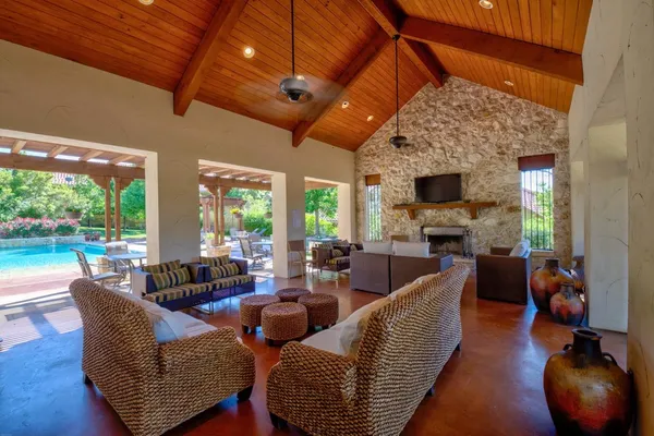 $552,500 | 300 Tuscan Drive, Horseshoe Bay, TX 78657