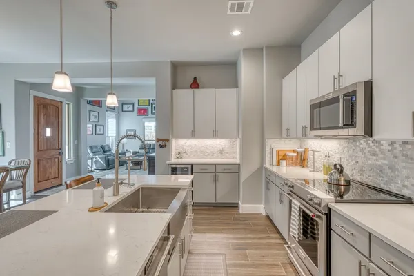 $552,500 | 300 Tuscan Drive, Horseshoe Bay, TX 78657