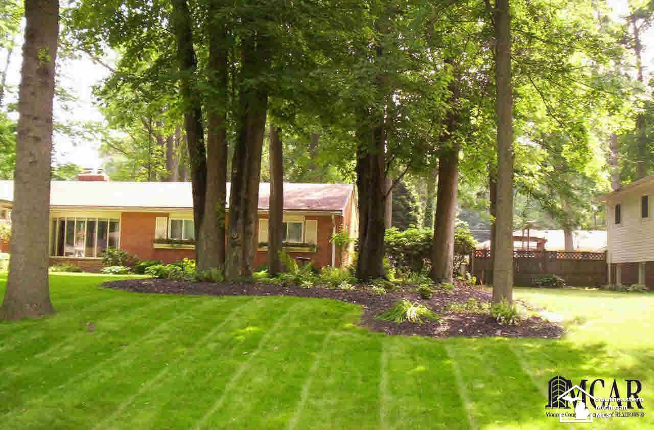 7740 Apache Trail Temperance, MI 48182 - Photo 2 of 12 21301219-1.JPG