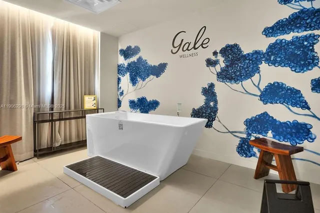 a white bath tub sitting next to a white tub