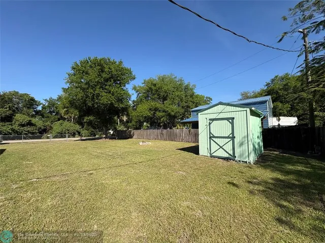 a view of a yard with a house