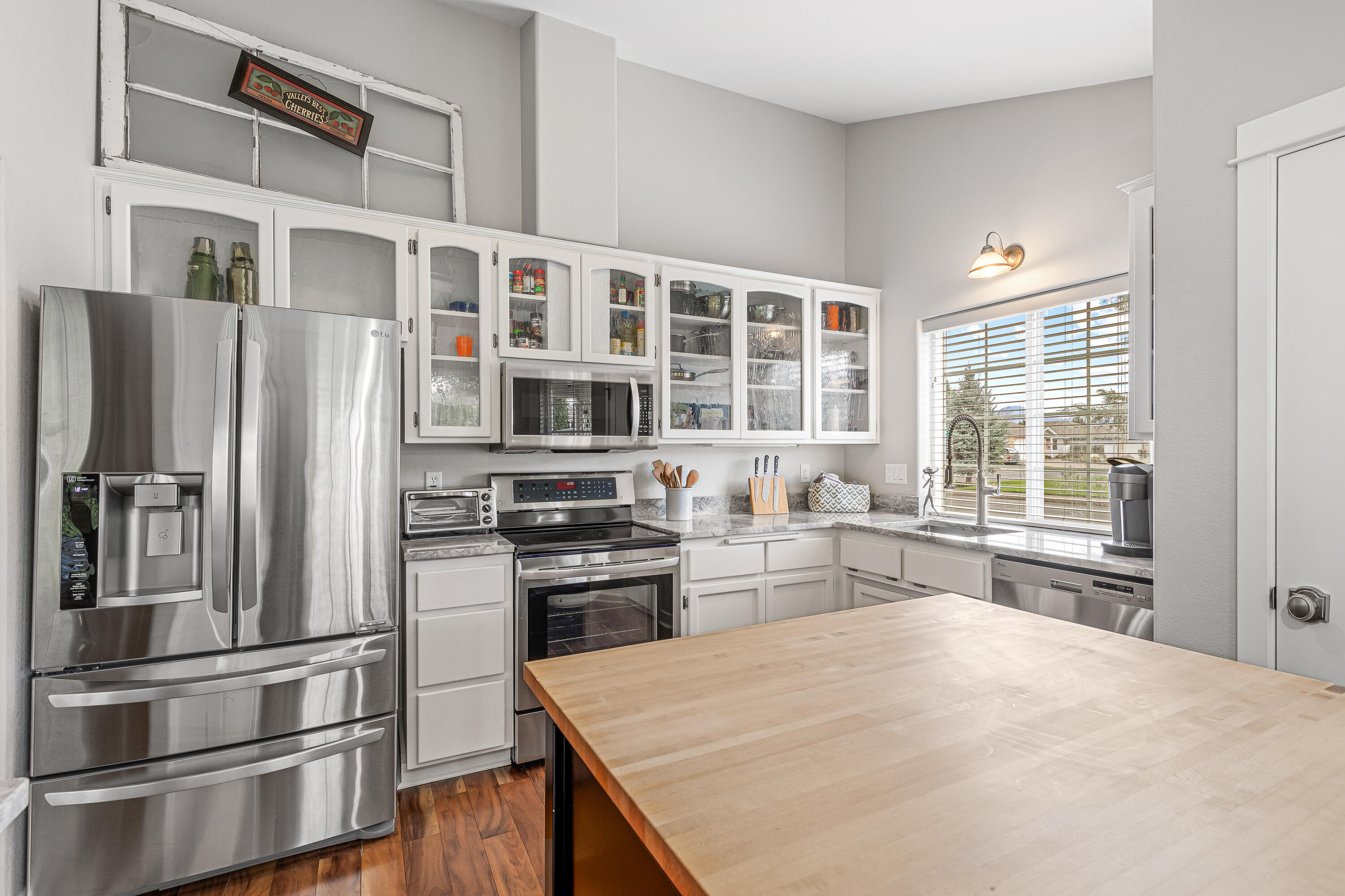 711 Brandon Street Central Point, OR 97502 - Photo 10 of 47 9R9A7633