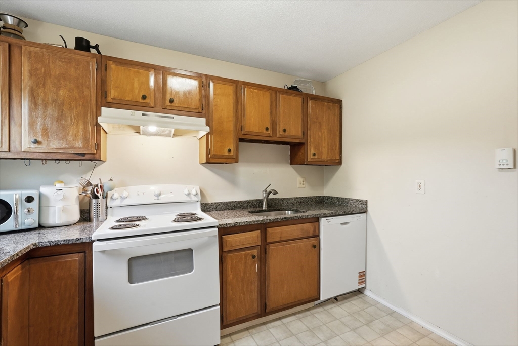 170 East Hadley Road, Unit 120 Amherst, MA 01002 - Photo 13 of 33