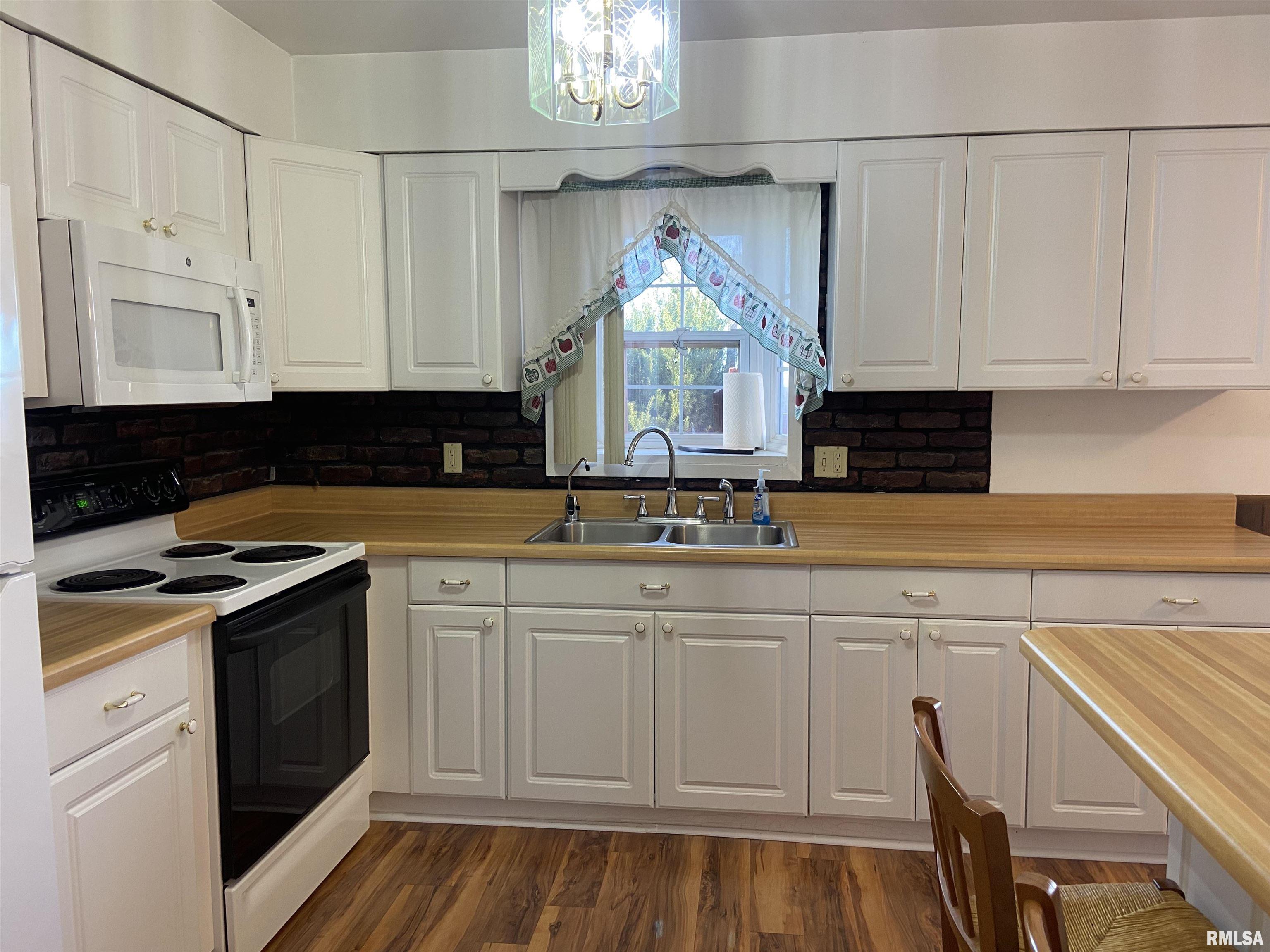 5019 Hanley Road Quincy, IL 62305 - Photo 5 of 23 Gallery Image 5