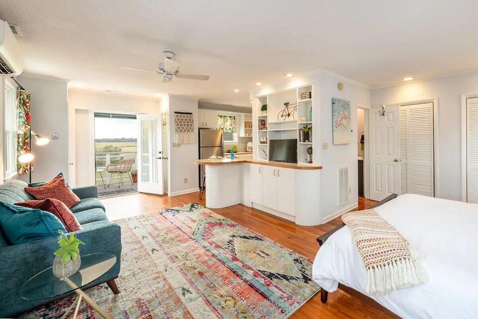 1387 Harbor View Road Charleston, SC 29412 - Photo 22 of 26 Studio entrance