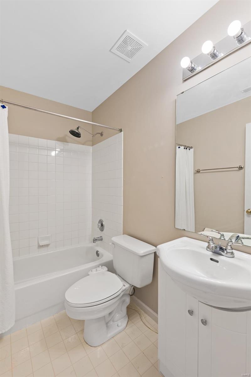 526 Castle Ridge Drive Ballwin, MO 63021 - Photo 27 of 38 Gallery Image 27