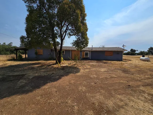 a view of a backyard of the house