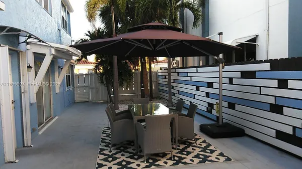 a view of entryway with patio