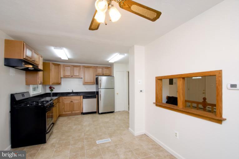 13709 Gilbert Road Woodbridge, VA 22193 - Photo 11 of 27 Kitchen