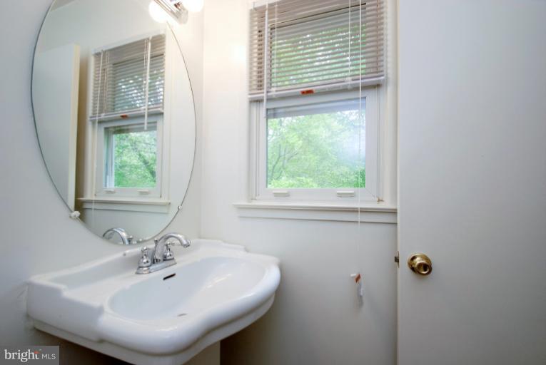 13709 Gilbert Road Woodbridge, VA 22193 - Photo 17 of 27 Bath (Master)
