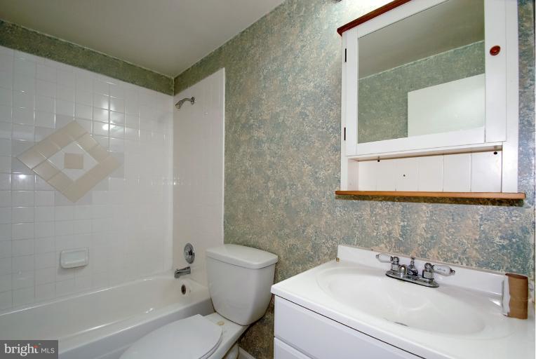 13709 Gilbert Road Woodbridge, VA 22193 - Photo 19 of 27 Bath