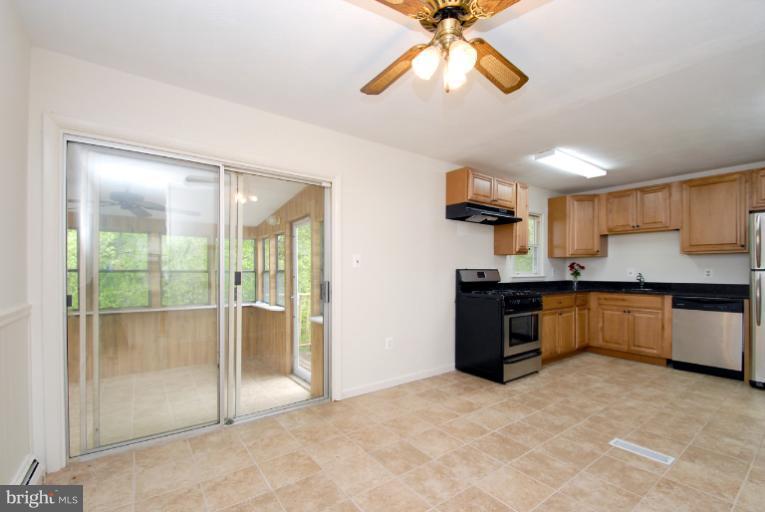 13709 Gilbert Road Woodbridge, VA 22193 - Photo 8 of 27 Dining Room