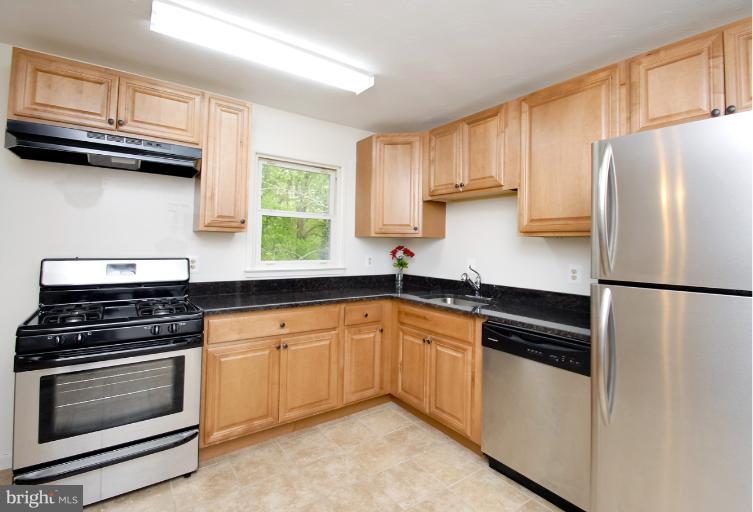 13709 Gilbert Road Woodbridge, VA 22193 - Photo 9 of 27 Floor Cabinets Appliances All New Kitchen