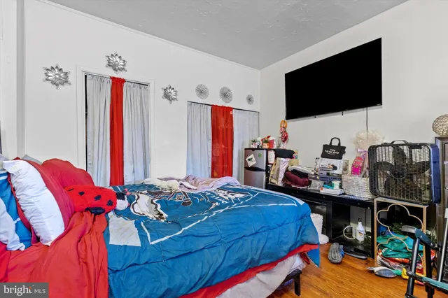 a bedroom with bed and a flat tv screen