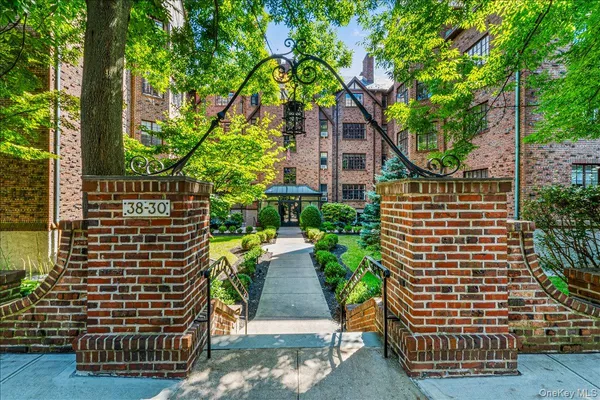 $4,295 | 38-30 Douglaston Parkway, Unit G2 | Douglaston