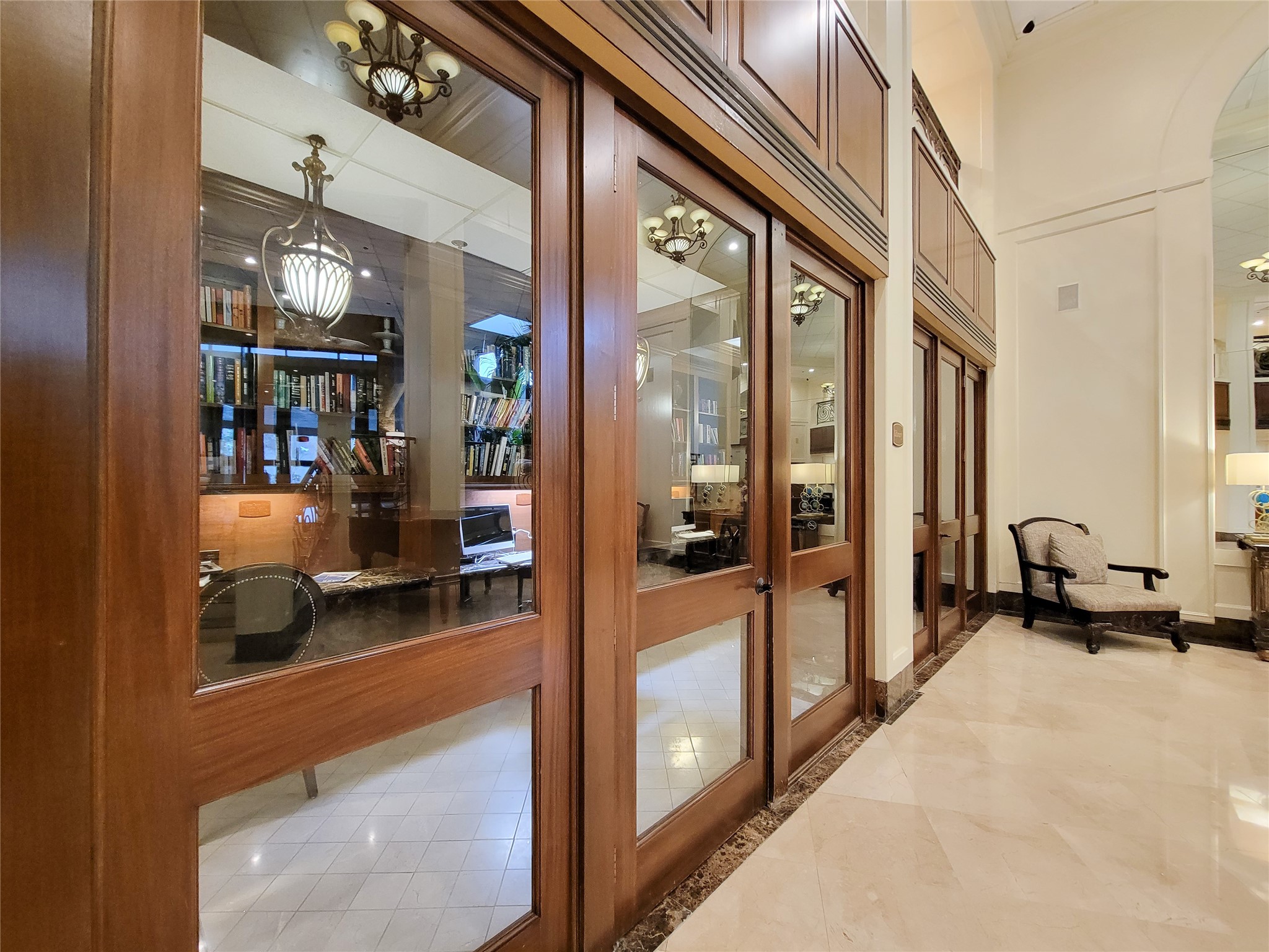 3525 Sage Road, Unit 303 Houston, TX 77056 - Photo 8 of 41 The Business Center and Library!