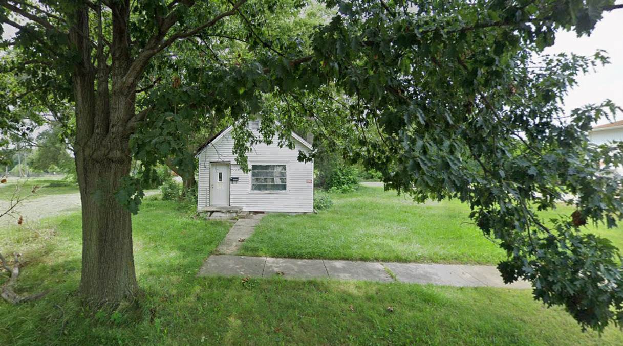 1237 North Calhoun Street Decatur, IL 62521 - Photo 3 of 6 a view of a house with a yard